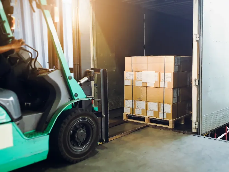 Empotage de marchandise au port du Havre par Transports Vimbert